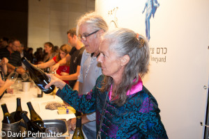 Elana Zimbalista pouring Zimbalista Vineyard white wine at the 2014 Jerusalem Wine Festival